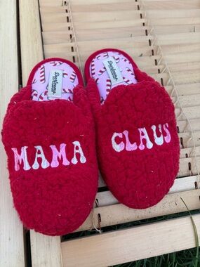 dearfoams Red 'MAMA CLAUS' Kids Slip-On Slippers 5/6